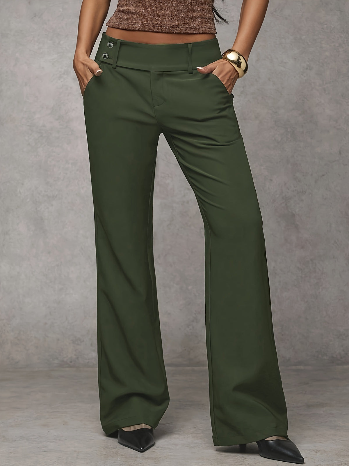 Nieuwe damesbroek in effen kleur, wijde pijpen, lage taille, soepel vallend en flatterend. De lange broek heeft een elegant, verlengend effect en is veelzijdig te combineren voor zowel werk als casual gelegenheden.